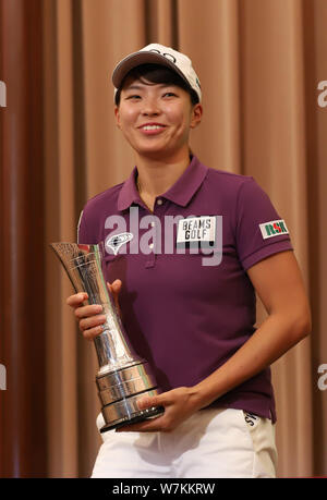 Tokyo, Japon. 6e août 2019. La nouvelle Women's British Open champion de golf Hinako Shibuno détient le trophée qu'elle quitte le Japon National Press Club à Tokyo le Mardi, Août 6, 2019. 20-year-old 'Smiling Cinderella' Shibuno ravi la victoire d'un titre majeur avec 270, 18 coups sous la normale au Woburn Golf Club en Angleterre le 4 août. Credit : Yoshio Tsunoda/AFLO/Alamy Live News Banque D'Images