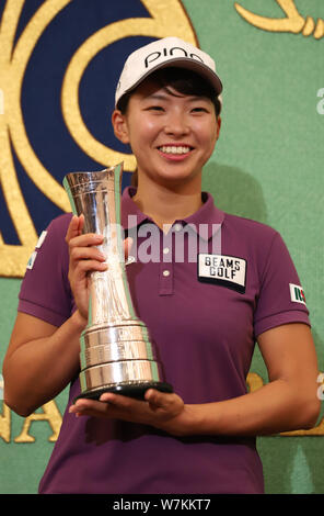 Tokyo, Japon. 6e août 2019. La nouvelle Women's British Open champion de golf Hinako Shibuno détient le trophée après elle a parlé devant la presse au Japon National Press Club à Tokyo le Mardi, Août 6, 2019. 20-year-old 'Smiling Cinderella' Shibuno ravi la victoire d'un titre majeur avec 270, 18 coups sous la normale au Woburn Golf Club en Angleterre le 4 août. Credit : Yoshio Tsunoda/AFLO/Alamy Live News Banque D'Images