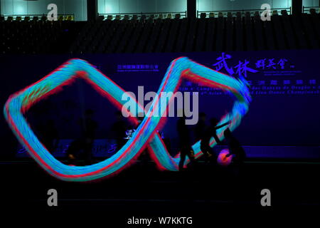 Les participants effectuent au cours de danse du lion et du dragon le Dragon Asiatique et SJM 4ème Championnats de Danse du Lion à Macao, Chine, 11 août 2017. Les SJM 4e Banque D'Images