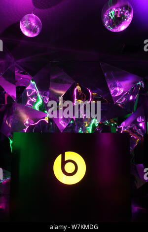 Vue d'un logo de battements au pop up store de battements et de ligne dans HKRI AMIS Taikoo Hui à Shanghai, Chine, le 2 août 2017. Le pop up store de Beat Banque D'Images