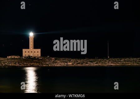 Phare de nuit, double lumière. Viste, Italie Banque D'Images