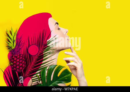Art contemporain collage de belle femme aux cheveux roses, composé de fruits tropicaux et de feuilles de palmier sur fond jaune. Banque D'Images