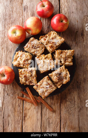 Les tranches de pommes à la cannelle et noix blondies close-up sur une liste de sélection sur la table. Haut Vertical Vue de dessus Banque D'Images