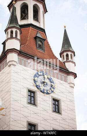 Le clocher de l'église Saint-Pierre, la plus ancienne église de Munich, en Allemagne, se trouve sur le Rindermarkt, au centre de la vieille ville (Altstadt). Banque D'Images