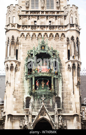 Le célèbre glockenspiel sonne tous les jours à la New Town Hall sur la Marienplatz à Munich, en Allemagne. Banque D'Images