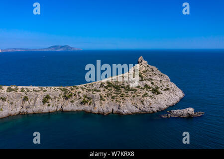 Le Capchik Noviy Svet, village près de Crimée. Cape Meganom est visible sur l'horizon. Vue aérienne drone Banque D'Images