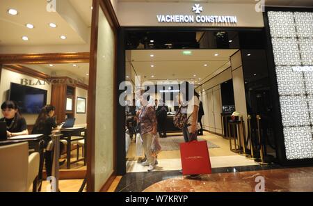 - Un fichier clients chinois--shop pour des montres à un magasin de Vacheron Constantin aux Galeries Lafayette pendant la 2016 'Les Soldes' S Banque D'Images