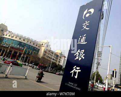 --FILE--Vue d'une pancarte de Bank of Communications à Huaibei ville, est de la Chine la province de l'Anhui, du 28 mars 2017. La Banque des communications a un Banque D'Images