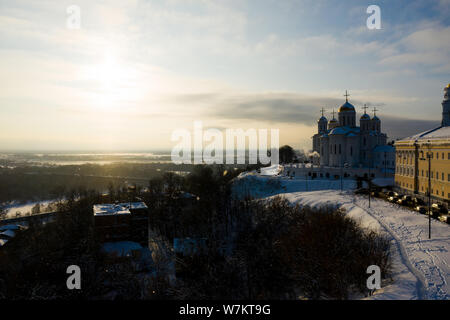 Église de l'assomption à Vladimir ville au coucher du soleil, la Russie. Vue aérienne drone Banque D'Images