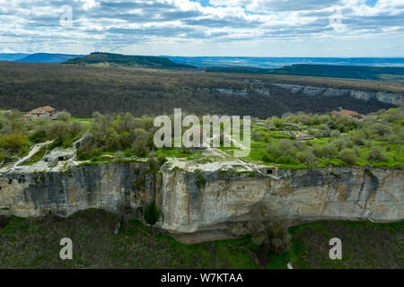 Vue aérienne de la cité troglodytique Chufut-Kale, près de la ville de Bakhtchyssaraï, Crimée Banque D'Images