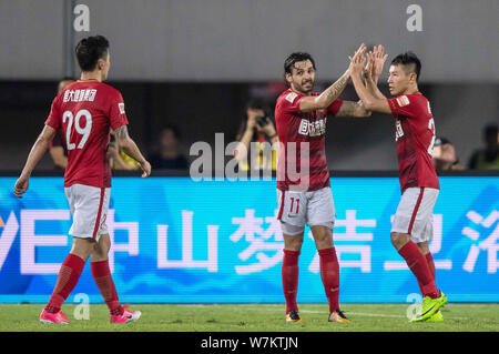 Joueur de football brésilien Ricardo Goulart, Guangzhou Evergrande, centre de Taobao, célèbre avec ses coéquipiers après avoir marqué un but contre Tianjin Banque D'Images