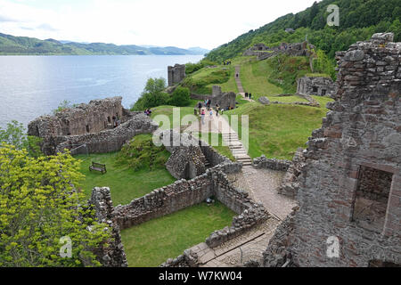 Inverness, Inverness, Écosse - 10 juin 2019 : le château d'Urquhart, situé à côté du Loch Ness, est indiqué à partir de la tour de subvention au cours de la journée. Banque D'Images