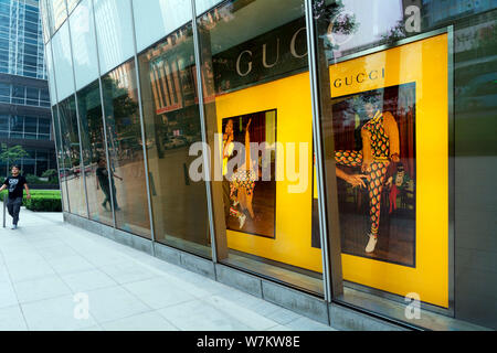 --FILE--un piéton passe devant une boutique de Gucci à un centre commercial dans la ville de Dalian, Liaoning Province du nord-est de la Chine, 17 juin 2017. Les ventes de m Banque D'Images