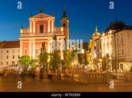 L'Église Franciscaine Rose et le triple pont Tromostovje nuit à Ljubljana Slovénie eu Europe Banque D'Images