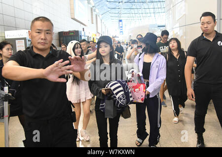 Lin Siyi, gauche, et Xu Jiaqi de Chinese girl group SNH48 sont représentés à l'Aéroport International de Shanghai Hongqiao de Shanghai, Chine, 26 août 201 Banque D'Images