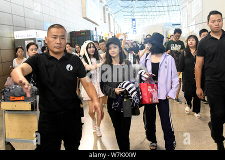 Lin Siyi, gauche, et Xu Jiaqi de Chinese girl group SNH48 sont représentés à l'Aéroport International de Shanghai Hongqiao de Shanghai, Chine, 26 août 201 Banque D'Images