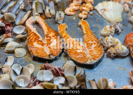 Un assortiment de fruits de mer sur la grande table de cuisson dans la cuisine du restaurant Banque D'Images