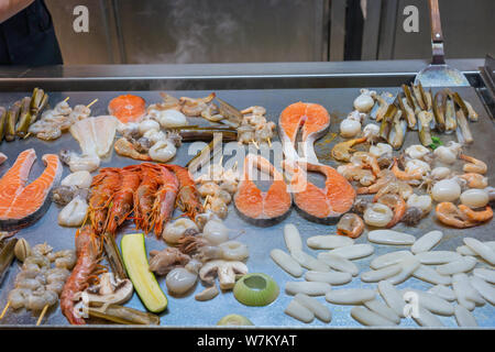 Assortiment de fruits de mer sur le grand pan de cuisson en buffet restaurant Banque D'Images