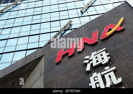 --FILE--un logo de HNA est représenté sur un immeuble de bureaux de HNA Group à Jinan City, Shandong province de Chine orientale, le 29 juillet 2017. Au moins deux d'H Banque D'Images