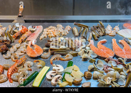 Un assortiment de fruits de mer sur le grand pan de cuisson en buffet restaurant Banque D'Images