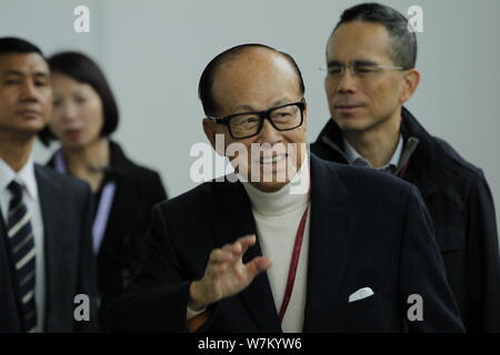 --FILE--Li Ka-shing, Président de CK Hutchison Holdings Limited, assiste à l'élection 2017 Chef de l'exécutif à Hong Kong, Chine, 26 mars 2016. Billio Banque D'Images