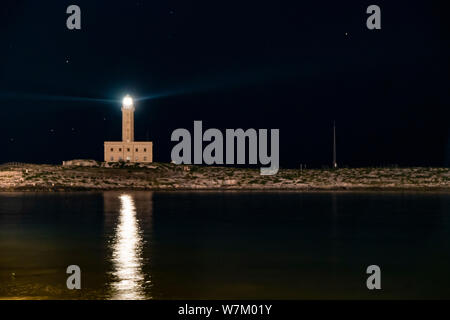 Phare de nuit, double lumière. Viste, Italie Banque D'Images