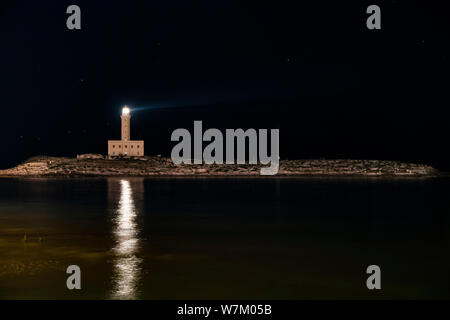 Phare de nuit, double lumière. Viste, Italie Banque D'Images