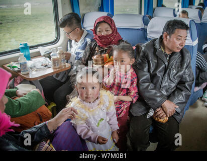 Les passagers sont représentées sur un train en marche de Xining à Lhassa du métro (ligne Qinghai-Tibet) Chemin de fer dans le sud-ouest de la Chine, la Région autonome du Tibet Banque D'Images