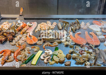 Un assortiment de fruits de mer délicieux grillés sur grand carré panoramique dans buffet Banque D'Images