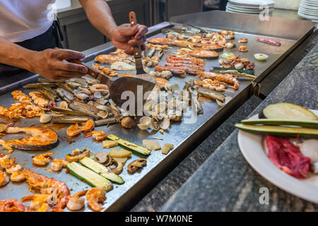 Chef preparing assortiment de fruits de mer sur la table de cuisson dans la cuisine Banque D'Images