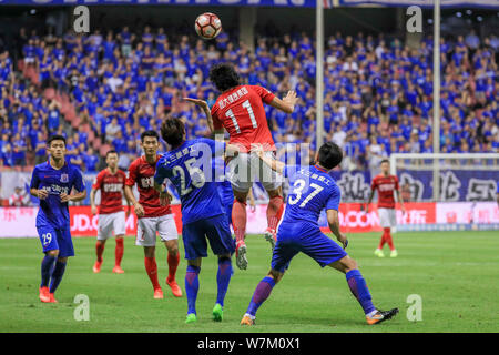 Joueur de football brésilien Ricardo Goulart, Guangzhou Evergrande, centre de Taobao, est à la tête de la balle contre les joueurs de Shanghai Shenhua dans le Groenland Banque D'Images