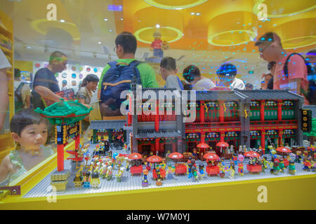 Les visiteurs regarder la sculpture LEGO de Guwenhua Jie, Tianjin's Rue de l'ancienne culture, faite de 30 000 briques de Lego, de Tianjin's first LEGO autorisée Banque D'Images