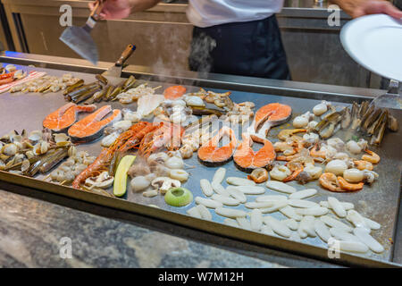 Le chef divers types de cuisson des fruits de mer sur la grande casserole Banque D'Images