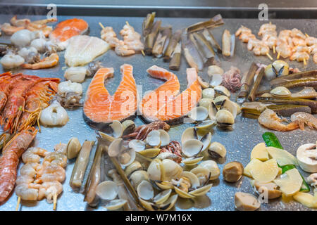 Assortiment de fruits de mer sur le grand pan de cuisson dans un restaurant japonais Banque D'Images