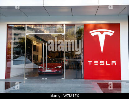 --FILE--Vue d'un magasin de concession Tesla à Beijing, Chine, 28 septembre 2016. Elton Musk mercredi dernier (2 août 2017) à la deuxième division- Banque D'Images