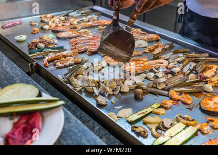 Assortiment de fruits de mer a été la cuisson à table de cuisson au restaurant Banque D'Images