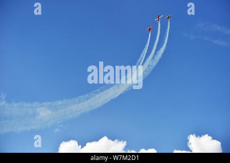 Avions de voltige effectuer pendant la 6e Conférence internationale de vol Shenyang Faku à Shenyang city, Liaoning Province du nord-est de la Chine, 18 Aug Banque D'Images