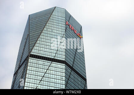 --FILE--un logo de HNA est représenté sur un immeuble de bureaux de HNA Group à Jinan City, Shandong province de Chine orientale, le 29 juillet 2017. Au moins deux d'H Banque D'Images