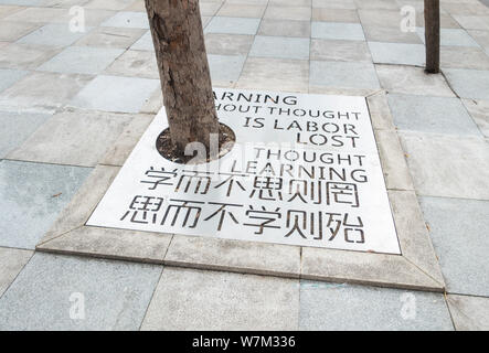Un arbre décoré avec couvercle fosse motivational quotes sur la lecture est vue dans la ville de Chengdu, dans le sud-ouest de la province chinoise du Sichuan, le 29 août 2017. Tree Banque D'Images
