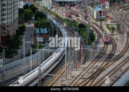 Le Blue Dolphin, avant, et le Golden Phoenix rames de 'haut-débit' Fuxing bullet train fonctionne sur le¨CGuangzhou Beijing Railway, ou Jingguang Banque D'Images