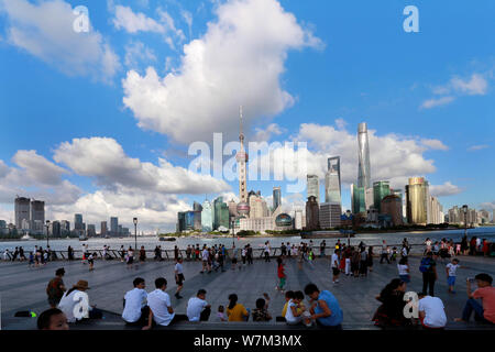 Les touristes chinois et étrangers visiter la promenade sur le Bund, le long de la rivière Huangpu et contre l'avis du financier de Lujiazui avec des gratte-ciel bu Banque D'Images
