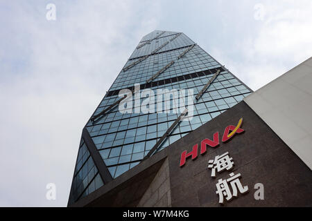 --FILE--un logo de HNA est représenté sur un immeuble de bureaux de HNA Group à Jinan City, Shandong province de Chine orientale, le 29 juillet 2017. Au moins deux d'H Banque D'Images