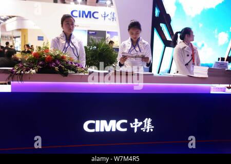 --FILE--employés chinois sont vus sur le stand de CIMC (China International Marine Containers (Group) Ltd.) lors d'une exposition à Shanghai, Chine, Banque D'Images