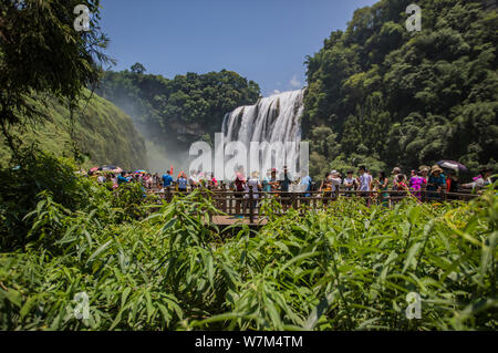 La foule des touristes Huangguoshu Waterfall scenic spot sur une chaude journée à Anshun ville, province du Guizhou en Chine du sud-ouest, 1er août 2017. Aussi haut t Banque D'Images