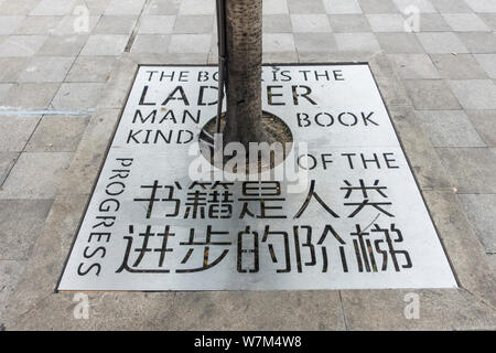Un arbre décoré avec couvercle fosse motivational quotes sur la lecture est vue dans la ville de Chengdu, dans le sud-ouest de la province chinoise du Sichuan, le 29 août 2017. Tree Banque D'Images