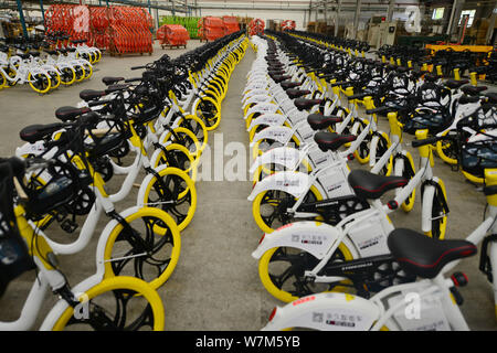 Vélos partagés intelligents de Chinois location bouilloire Forever sont alignés dans une usine à Shanghai, Chine, 24 août 2017. Shanghai Forever location fait l Banque D'Images