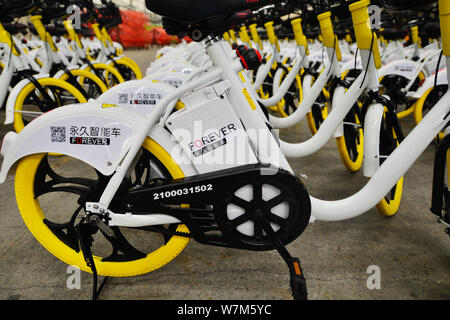 Vélos partagés intelligents de Chinois location bouilloire Forever sont alignés dans une usine à Shanghai, Chine, 24 août 2017. Shanghai Forever location fait l Banque D'Images