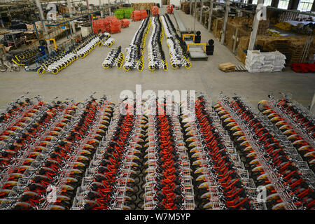 Vélos partagés intelligents de Chinois location bouilloire Forever sont alignés dans une usine à Shanghai, Chine, 24 août 2017. Shanghai Forever location fait l Banque D'Images