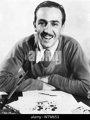 WALT DISNEY animation Portrait vers 1932 avec des croquis de Mickey et Minnie Walt Disney Productions / United Artists Banque D'Images