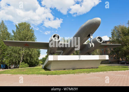 Vologda Region, Russie - 8 juillet 2019 : Monument à l'IL-28 avion - le premier dans l'URSS de bombardiers tactiques tactiques à l'intersection de la rue un Iliouchine Banque D'Images